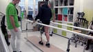 Ein Mann mit einer Prothese bei Übungen | Bild: BR