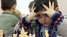 Ein Junge beim Schachspielen | Bild: BR