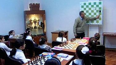Schachunterricht mit einer Tafel in einer Schulklasse | Bild: BR