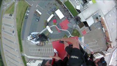 Marieke Vervoort springt vom Turm | Bild: BR