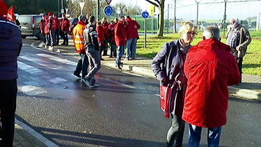 Sofie Merckx mit Demonstranten bei einem Flughafenstreik | Bild: BR