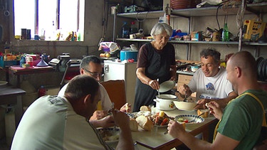 Familie Jankovic beim Essen in der Werkstatt | Bild: BR