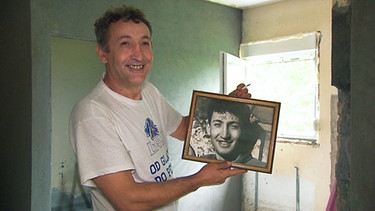Srdan Jankovic mit einem alten Foto von sich selbst | Bild: BR