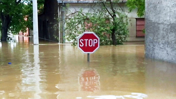 Ein "Stop"-Schild im Hochwasser | Bild: BR