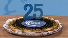 Eine Torte mit EUROBLICK-Logo und einer "25" | Bild: BR