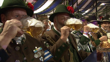 Trachtler trinken Bier | Bild: BR
