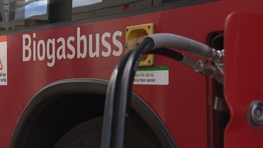 Betanken eines Biogasbusses | Bild: BR