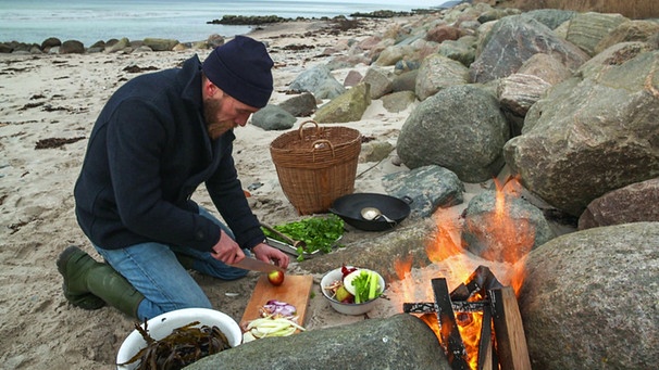 Mikkel Karstad kocht am Strand | Bild: BR