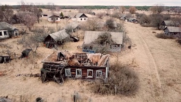 Verlassene Häuser in der Sperrzone von Tschernobyl | Bild: BR