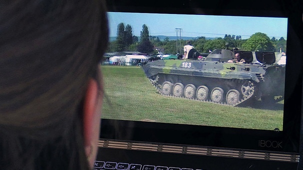 Das Bild eines Panzerwagens auf einem Computerbildschirm | Bild: BR
