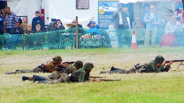 Soldaten schießen auf dem Boden liegend. | Bild: BR