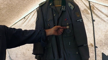 Eine Uniformjacke der SS aus dem Zweiten Weltkrieg | Bild: BR