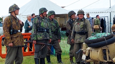 Als deutsche Soldaten verkleidete Männer stehen bereit. | Bild: BR