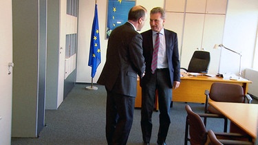 Manfred Weber mit Kommissar Oettinger | Bild: BR
