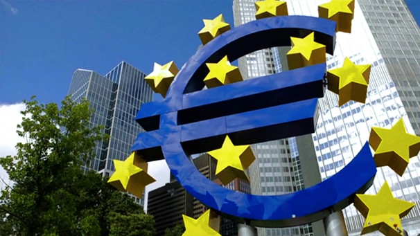 Das Euro-Symbol vor der EZB in Frankfurt | Bild: BR
