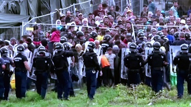 Flüchtlinge am ungarischen Zaun | Bild: BR