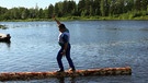 Hannu Kettunen auf einem schwimmenden Baumstamm | Bild: BR