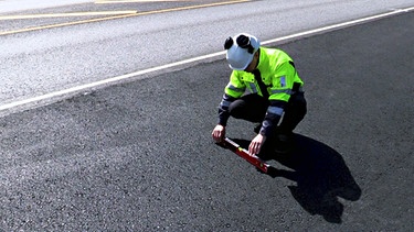 Inspektion von Straßenschäden | Bild: BR