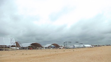 Große Zelt werden am Strand aufgebaut. | Bild: BR