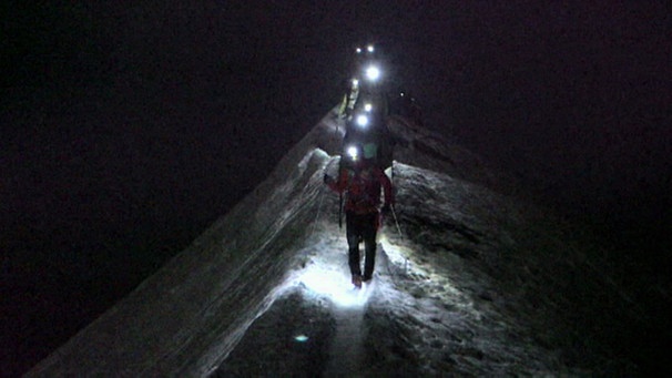 Bergsteiger in der Nacht | Bild: BR