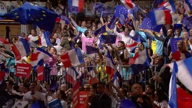Anhänger mit Flaggen | Bild: BR