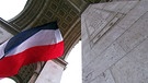 Die französische Flagge im Arc de Triomphe | Bild: BR