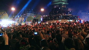 Menschen bejubeln 2012 den Wahlsieger Hollande | Bild: BR