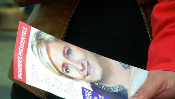 Ein Flugblatt mit dem Foto von Marine Le Pen | Bild: BR