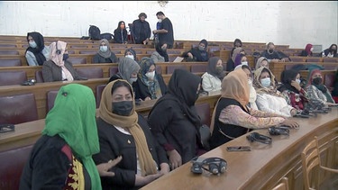 Frauen in einem parlamentarischen Saal | Bild: BR