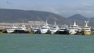 Eine Reihe von Jachten in einem Hafen | Bild: BR