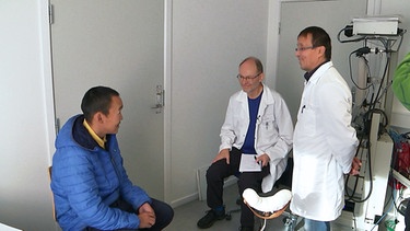 Göran Kolmodin mit einem Patienten | Bild: BR