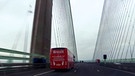 Der rote Bus auf einer Brücke | Bild: BR