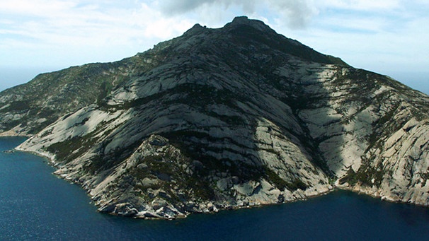 Blick auf die felsige Insel Montecristo | Bild: BR