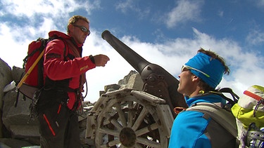 Bergführer Italo und Peter Schlickenrieder an der Kanone 149 | Bild: BR