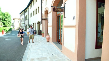 Eine renovierte Straßenzeile in Castelfalfi | Bild: BR