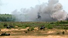Manöver: Militärfahrzeuge und aufsteigender Rauch im Gelände | Bild: BR
