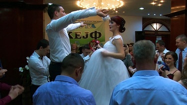 Tanzende Leute auf einer Hochzeit | Bild: BR