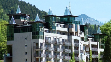 Ein modernes Hotel mit Elementen, die an ein Schloss erinnern | Bild: BR