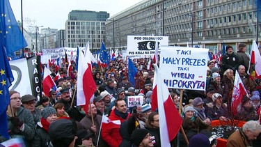 Eine Demonstration vor Telewizja Polska | Bild: BR