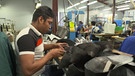 Ein Mann arbeitet an Schuhen. | Bild: BR