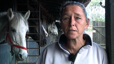 Sharon Clarke mit Pferden im Stall | Bild: BR