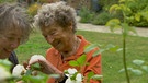 Ältere Damen im Garten | Bild: BR