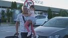 Vater und Tochter nach Wiedersehen am Flughafen | Bild: BR