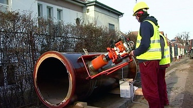Arbeiter an neuen Abwasserleitungen in Sibiu | Bild: BR