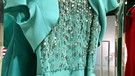 Ein türkisfarbenes mit Perlen besetztes Kleid von Escada | Bild: BR