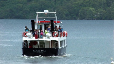 Boot mit Touristen auf Loch Ness | Bild: BR