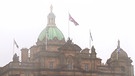 Das Parlament in Edinburgh im Nebel | Bild: BR