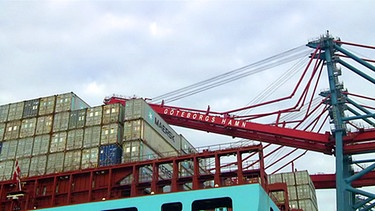 Ein Kran über einem Containerschiff | Bild: BR