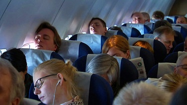 Schlafende Fluggäste | Bild: BR