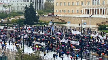 Eine Demonstration vor dem griechischen Parlament | Bild: BR